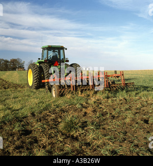 JOHN DEERE 4560 TRAKTOR MIT EINEM MEIßEL IN FELD PFLÜGEN / ILLINOIS Stockfoto