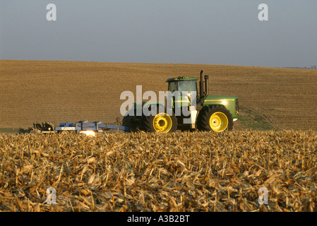 TIEFE BODENBEARBEITUNG NACH MAISERNTE; MIDWEST ÜBLICH, BODENVERDICHTUNG, REDUZIEREN BELÜFTEN BODEN Stockfoto