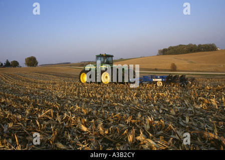 TIEFE BODENBEARBEITUNG NACH MAISERNTE; MIDWEST ÜBLICH, BODENVERDICHTUNG, REDUZIEREN BELÜFTEN BODEN Stockfoto