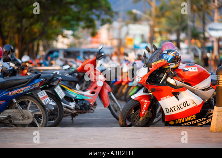 Motorräder Thara Patong Beach Phuket Thailand Asien Stockfoto