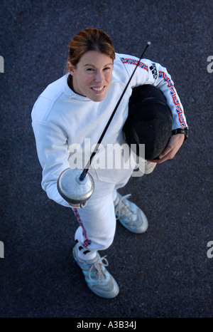 MODERNE FÜNFKÄMPFER GEORGIE HARLAND MIT DEM GROßBRITANNIEN-TEAM AN DER UNIVERSITY OF BATH, ABGEBILDET IM FECHTEN KIT NOV 2006 Stockfoto
