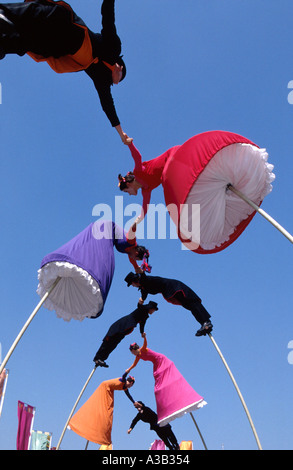 Strange Fruit eine visuelle und physische Theatergruppe aus Australien auf flexible vier meter hohen Mast Southbank London Stockfoto