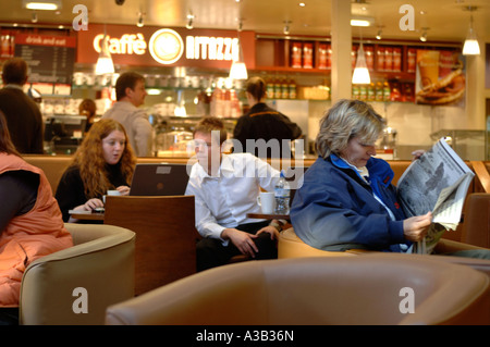 DIE MOTO-RASTSTÄTTE MIT CAFE RITAZZA BEI LEIGH DELAMERE OST IN DER NÄHE VON CHIPPENHAM WILTSHIRE UK Stockfoto