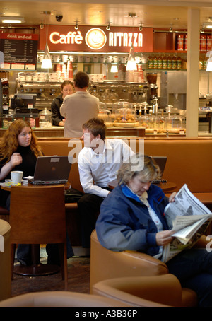 DIE MOTO-RASTSTÄTTE MIT CAFE RITAZZA BEI LEIGH DELAMERE OST IN DER NÄHE VON CHIPPENHAM WILTSHIRE UK Stockfoto