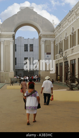 Hof zwischen der Kathedrale und dem Eingang zum Museo MACAY, Merida, Yucatan, Mexiko Stockfoto