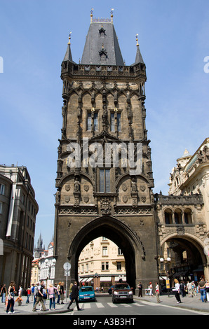 Tschechien Bohemia Prag alte Stadt die Pulver Gate One der 15. Jahrhundert Tore in die Stadt bei Touristen und Autos Stockfoto