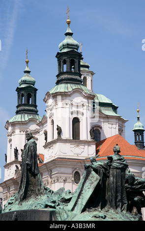 Tschechien Bohemia Prag alte Town Square Denkmal für 15. Jahrhundert Reformator Jan Hus von St.-Nikolaus-Kirche Stockfoto