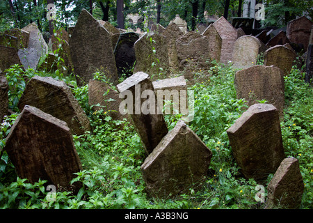 Tschechien Tschechien Bohemia Prag dicht gepackte Grabsteine auf überwucherten alten jüdischen Friedhof. Stockfoto