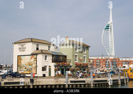 ENGLAND Hampshire Portsmouth Camber im Old Portsmouth zeigt den Spinnaker Tower hinter der Brücke-Taverne Stockfoto