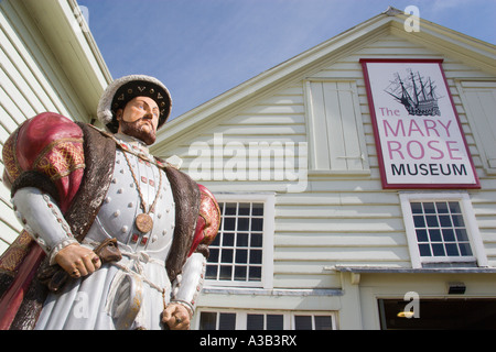 ENGLAND Hampshire Portsmouth Statue von König Heinrich VIII. vor dem Mary Rose Museum im historischen Naval Dockyard Stockfoto