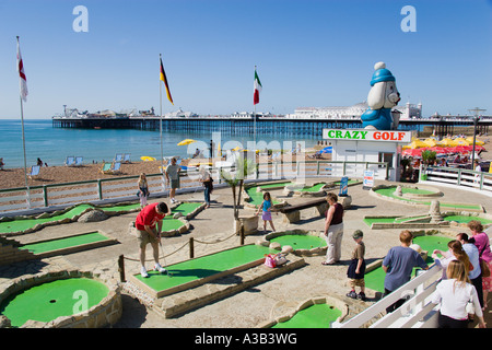 ENGLAND East Sussex Brighton Strandpromenade Strand und Pier Familie verrückt Miniatur Golf spielen im Badeort der Südküste Stockfoto