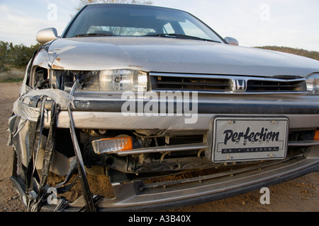 USA New Mexico Santa Fe beschädigt Front eines abgestürzten private Automobile Autos mit dem Wort Perfektion auf Registrierungsnummer Teller Stockfoto