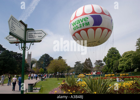 ENGLAND Dorset Bournemouth Seaside Resort oberen Vergnügen Gärten The Bournemouth Eye Beobachtung aufblasbarer Ballon abheben. Stockfoto