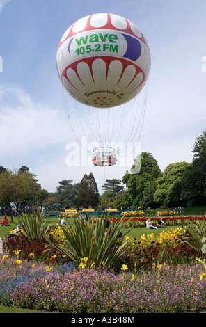 ENGLAND Dorset Bournemouth Seaside Resort oberen Vergnügen Gärten The Bournemouth Eye Beobachtung aufblasbarer Ballon abheben. Stockfoto