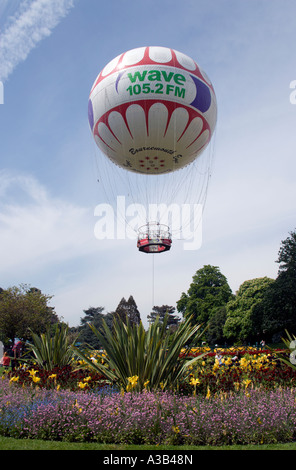 ENGLAND Dorset Bournemouth Seaside Resort oberen Vergnügen Gärten The Bournemouth Eye Beobachtung aufblasbarer Ballon abheben. Stockfoto