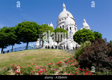 Frankreich Ile De France Paris Montmartre Touristen durch die Basilika Kirche von Sacre Coeur Heiligstes Herz auf einem Hügel über der Stadt Stockfoto