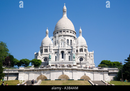 Frankreich Ile De France Paris Montmartre Touristen durch die Basilika Kirche von Sacre Coeur Heiligstes Herz auf einem Hügel über der Stadt Stockfoto