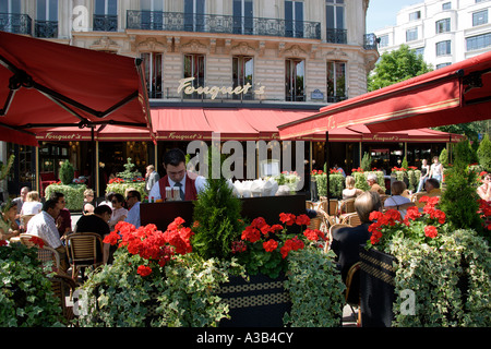Frankreich-Ile de France Paris Avenue Champs Elysees Fouquet's Brasserie Kellner und Kunden am Bürgersteig Tische unter Sonnenschirmen Stockfoto