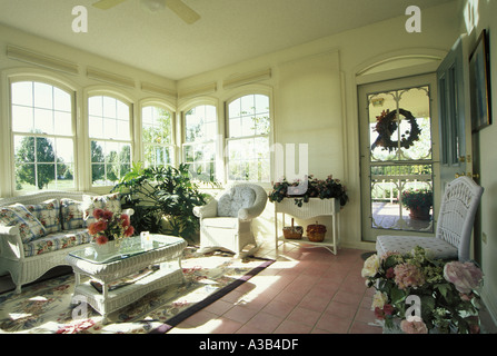 Verglaste Veranda mit weißen geflochtenen Möbel und Fliesen Boden Missouri USA Amerika Stockfoto