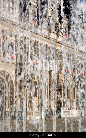 Frankreich-Ile-de-France-Paris-Hotel de Ville in Place de l'Hôtel de Ville, die durch vertikale Brunnen gesehen Stockfoto