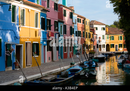 Italien Venetien Venedig Lagune Burano Insel bunten Häuser neben Kanal mit Booten vertäut in Wasserstraße Stockfoto