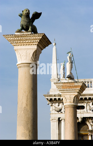 Italien Venetien Venedig Piazzatta San Marco geflügelte Löwe von San Marco auf der Spalte San Marco mit der Spalte von San Teodoro jenseits Stockfoto