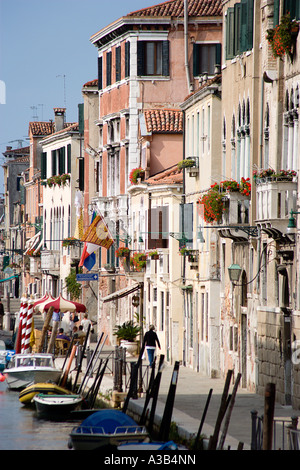 Italien Venetien Venedig Fondamenta De La Sensa im Cannaregio mit bunten Häusern und festgemachten Boote und Touristen zu Fuß Stockfoto