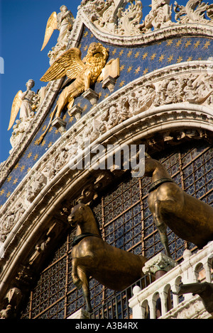 Italien Venetien Venedig zwei der vier bronze-Pferde von San Marco auf der Fassade der Basilika San Marco in Markusplatz entfernt Stockfoto