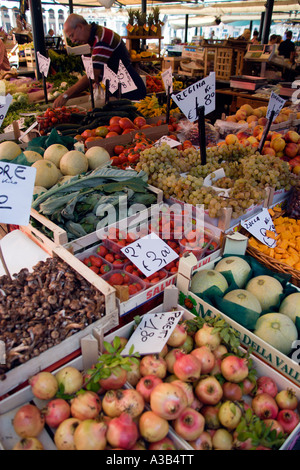 Italien-Veneto-Venedig-Obst und Gemüse Stall im Rialto-Markt am Canal Grande mit Lieferanten hinter Anzeige von frischen Lebensmitteln produzieren Stockfoto