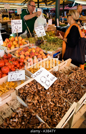 Italien-Veneto-Venedig-Obst und Gemüse Stall auf dem Rialto-Markt am Canal Grande mit Kreditor Tasche von Lebensmitteln an Kunden übergeben Stockfoto