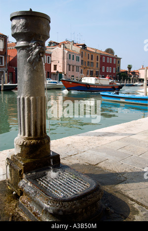 Italien Venetien Venedig kostenlos Trinkwasser aus Brunnen neben Kanal auf Glasherstellung Insel Murano in Lagune mit Lagune barge Stockfoto