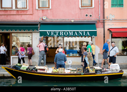 Italien Venetien Venedig Lagune Murano Insel Fondamenta de Vetrai Obst- und Gemüsehändler auf seinem Boot waren an Frau verkaufen Stockfoto