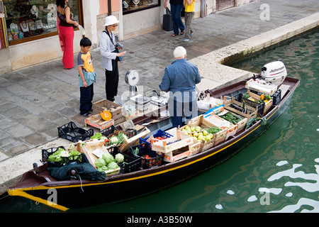 Italien Venetien Venedig Lagune Murano Insel Fondamenta de Vetrai Canal Obst- und Gemüsehändler auf Boot waren an Frau verkaufen Stockfoto