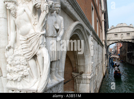 Italien Venetien Venedig 15. Jahrhundert Stein schnitzen Darstellung das Trunkenheit Noahs symbolisch für die Zerbrechlichkeit des Menschen Stockfoto