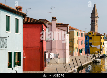 Italien Venetien Venedig Lagune Burano Insel bunten Häuser neben einem Kanal mit schiefen Turm von San Martino Kirche in Ferne Stockfoto