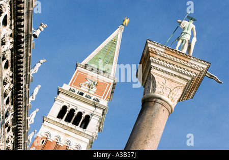 Italien Venetien Venedig Piazzetta Campanile Glockenturm in Markusplatz mit Spalte von San Teodoro original Schutzpatron von Venedig Stockfoto