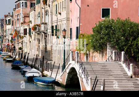 Italien-Veneto-Venedig-Brücke und bunten Häusern neben Kanal auf Fondamente della Sensa in Cannaregio Stockfoto