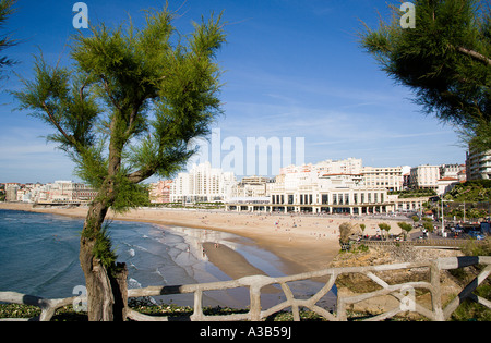 Frankreich-Aquitanien-Pyrenäen-Atlantique-Biarritz-baskischen Badeort an der Atlantikküste. Grande Plage Strand mit Casino Municipal Stockfoto