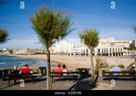 Frankreich-Aquitanien-Pyrenäen-Atlantique-Biarritz-baskischen Badeort an der Atlantikküste. Grande Plage Strand mit Casino Municipal Stockfoto