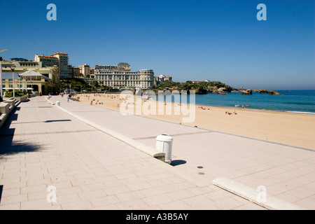 Frankreich Aquitaine Pyrenäen Atlantique Biarritz Grande Plage Strand Strandpromenade vor Ort an der Atlantikküste Stockfoto