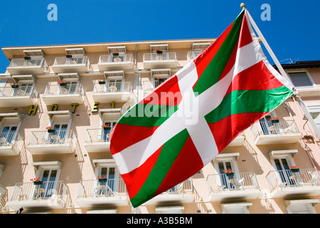 Frankreich Aquitaine Pyrenäen Atlantique Biarritz Baskenland Seaside Town Hotel Balkone mit baskischen Flagge im Vordergrund Stockfoto