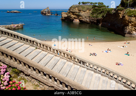 Frankreich Aquitaine Pyrenäen Atlantique Biarritz Plage de Port-Vieux Strand. Menschen im Meer und Sand im kleinen baskischen Bucht Stockfoto