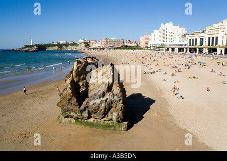 Frankreich Aquitaine Pyrenäen Atlantique Biarritz Grande Plage Strand im baskischen Badeort an der Atlantikküste mit Casino rechts Stockfoto