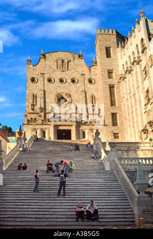 Niedrigen Winkel gedreht, die Schritte, um die Universität von Guanajuato und die angeschlossene Kirche nachschlagen Stockfoto