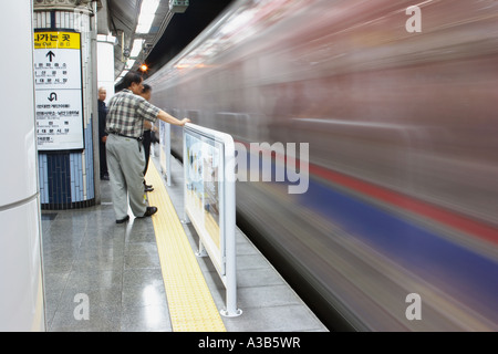 Menschen warten auf Zug In der u-Bahnstation Stockfoto