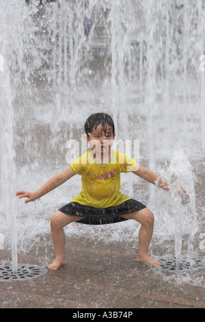 Mädchen spielen In Brunnen Stockfoto