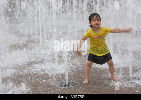 Seoul, Mädchen, die Spaß In Brunnen Stockfoto