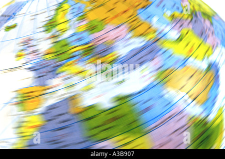 Blow up, Spinning Beach Ball, gedruckt mit einem Globus der Erde zeigt die verschwommene Region Europas. Stockfoto