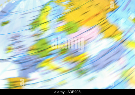 Blow up, Spinning Beach Ball, gedruckt mit einem Globus der Erde zeigt die verschwommene Region Europas. Stockfoto