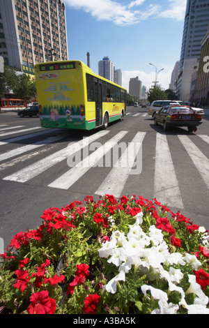 Blick auf die belebte Straße, Urumqi Stockfoto